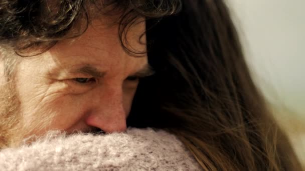 Сумний чоловік в любові обіймає дівчину плаче повільний профіль руху крупним планом на заході сонця — стокове відео