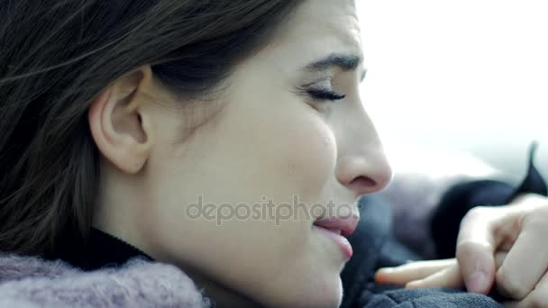 Mujer triste en el amor abrazando novio llorando cámara lenta primer plano perfil — Vídeos de Stock