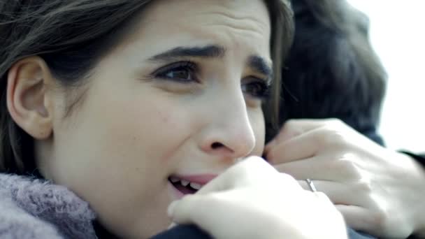Treurige vrouw verliefd knuffelen vriendje huilen slowmotion closeup — Stockvideo