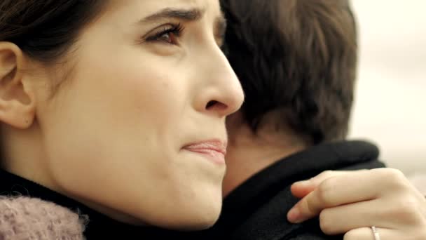 Smutná žena v lásce objímání přítel pláč zpomalené extrémní closeup při západu slunce — Stock video