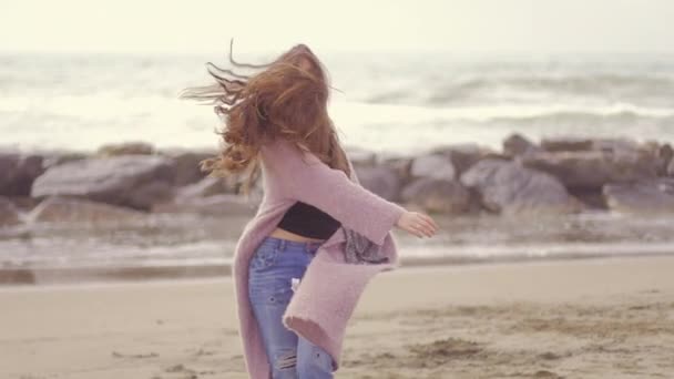 Gelukkig Prachtig Vrouw Met Lang Haar Springen Lucht Voorkant Van — Stockvideo