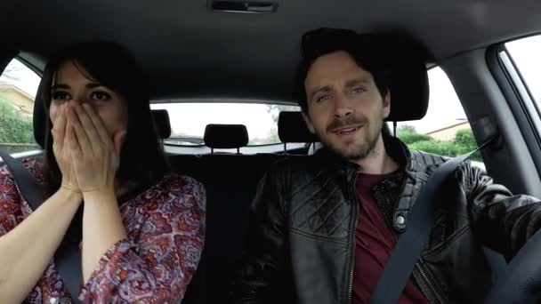 Gelukkig Man Vrouw Liefde Rijden Auto Zingen Ontspannen — Stockvideo