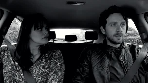 Mann Und Frau Prügeln Sich Auto Während Sie Schwarz Und — Stockvideo