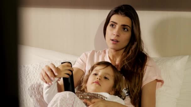 Mãe Filha Assistindo Televisão Cama Usando Controle Remoto Close — Vídeo de Stock