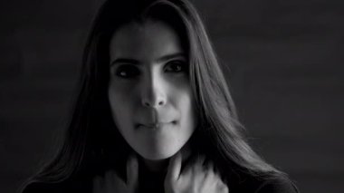 Güzel kadın güçlü, yoğun, siyah beyaz bir kamera gibi görünüyor.