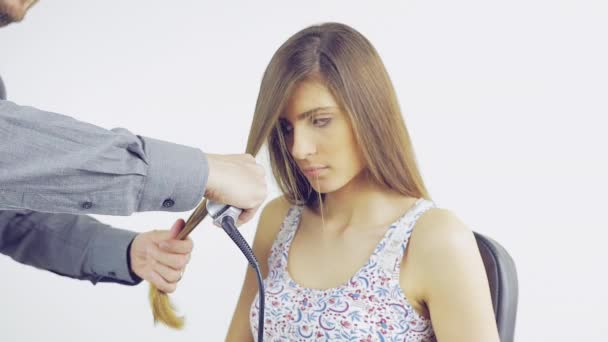 Schönes Junges Model Bekommt Lange Haare Von Stylistin Slow Motion — Stockvideo