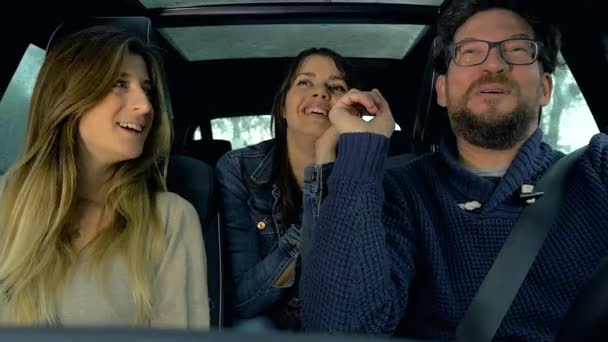 Люди за рулем автомобиля женщина сбивает мужчину для веселья смеясь — стоковое видео