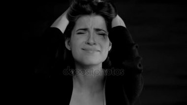 Çığlık ve umutsuz portre siyah beyaz yavaş hareket ağlıyor genç kadın