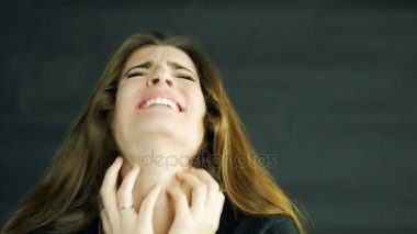 Çığlık ve umutsuz closeup ağlıyor genç kadın