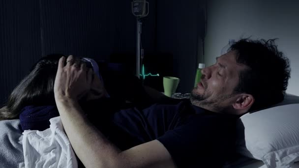 Sorgliga sjuka mannen i sjukhussängen gråtande smekande sömnig flickvän — Stockvideo
