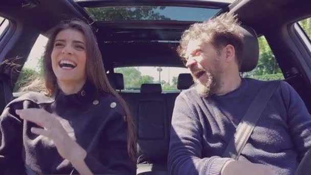 Pessoas bonitas felizes sorrindo se divertindo dirigindo carro no verão câmera lenta — Vídeo de Stock