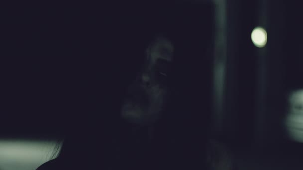 Жіночий зомбі переслідує чоловіка повільний рух крупним планом — стокове відео