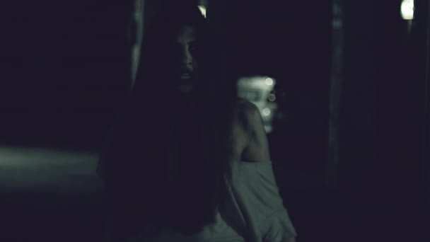 Женщина-зомби, преследующая мужчину замедленной съемки — стоковое видео