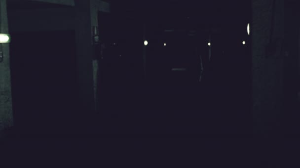 Femme zombie regarder l'homme attaquant en colère gros plan 