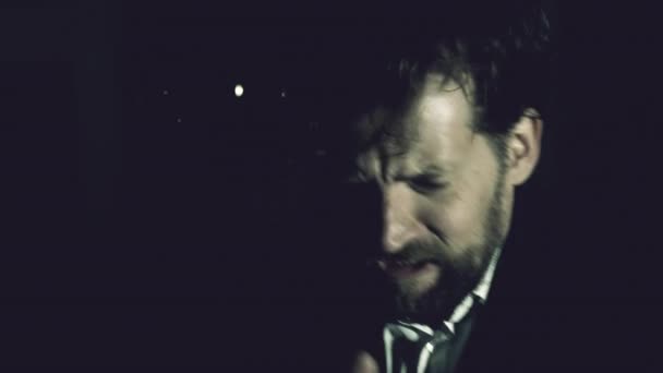 Femme zombie regarder l'homme attaquer en colère extrême gros plan 