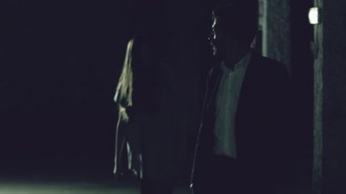 Zombi ağır çekim uzak koşan adam