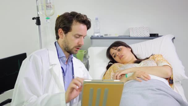 Ανήσυχος ο γιατρός δίνει άσχημα νέα γυναίκα γυναίκα ξαπλωμένη στο κρεβάτι του νοσοκομείου — Αρχείο Βίντεο
