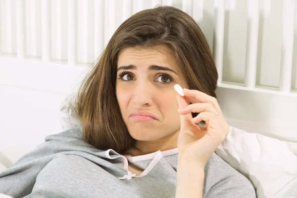 Triste donna malata che mostra pillola medicina alla ricerca di fotocamera — Foto Stock