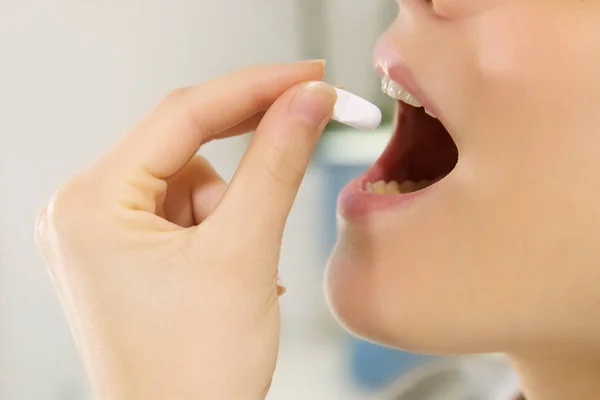 Tabletta gyógyszert extrém száj closeup véve szomorú beteg asszony — Stock Fotó