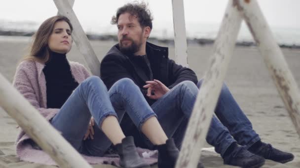 Çiftler Sahilde Oturup Ayrılıktan Mutsuz Olmayı Tartışıyor — Stok video