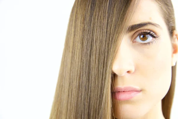 Mulher com cabelos castanhos sedosos longos e lábios bonitos close-up — Fotografia de Stock