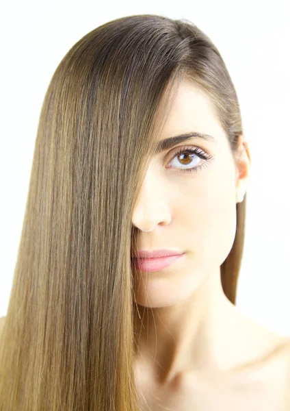 Kvinna med långt silkeslent brunt hår och vackra läppar — Stockfoto