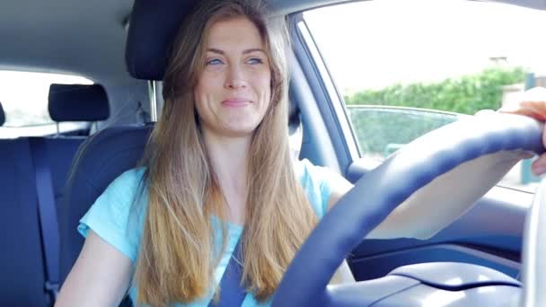 Ξανθιά Γυναίκα Χαμογελά Και Τραγουδά Ενώ Οδηγεί Αυτοκίνητο Αργή Κίνηση — Αρχείο Βίντεο