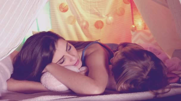 Hermanas Lindas Acostadas Carpa Colorida Jugando Contando Historias — Vídeos de Stock