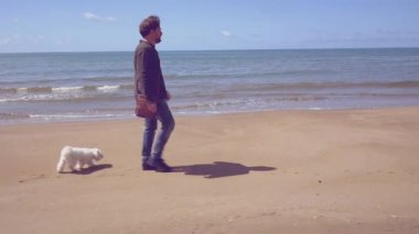 Sahilde köpekle yürüyen adam, eski tarz.