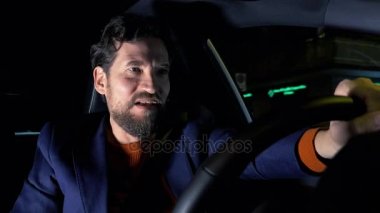 Üzgün adam araba gece yalnız feelin şehirde sürüş..