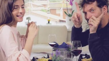 Mutlu çift gösterilen kalp işareti ile el kamera seyir seviyorum.