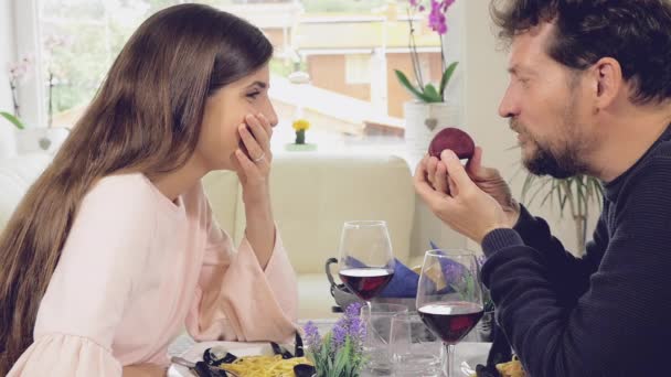 Komik adam heyecanlı kız arkadaşına nişan yüzüğü gösterilen — Stok video