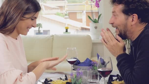 Vrouw enthousiast over trouwring lachen gelukkig met vriendje — Stockvideo