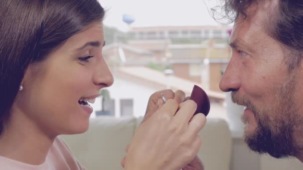 Vrouw ja zeggen tegen het voorstel van de bruiloft van vriendje close-up slow motion — Stockvideo