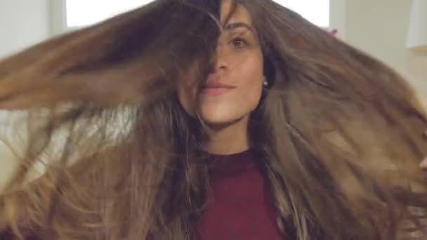 Mulher Engraçada Tremendo Cabelo Longo Jogando Olhando Para Câmera Sorrindo — Vídeo de Stock