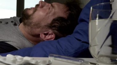 Hasta adam yatakta soğuk ve güçlü öksürüyor.