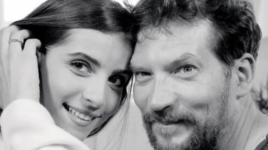 Gülümseyen görünümlü kamera yavaş siyah ve beyaz Çift