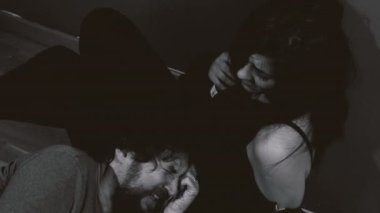 Üzgün sarhoş çift ağlıyor, siyah ve beyaz.