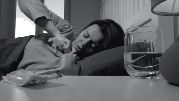 Mujer Enferma Midiendo Temperatura Sintiendo Fiebre Cama Blanco Negro — Vídeo de stock