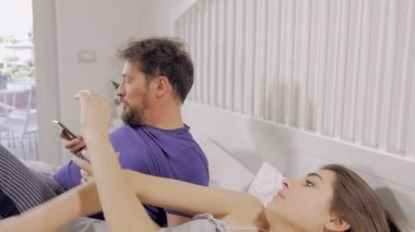 Kadın ve erkek cep telefonu için kavga ediyor. Kıskanç, yavaş çekim aldatıyor.