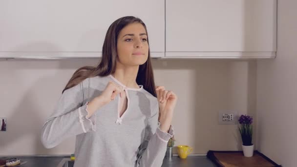 Femme Dansant Heureux Dans Cuisine Pyjama — Video