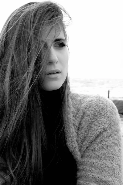 髪に風と悲しい女性のポートレート — ストック写真