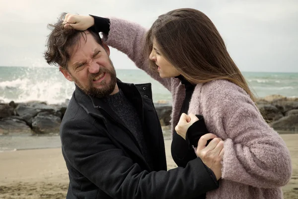 Žena bít manžel tahání vlasů násilí — Stock fotografie