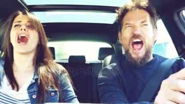 Arabayı deli gibi mutlu sevimli çift şarkı