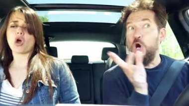 Mutlu bir adam ve kadın dans ve sevinç ve arabayı kullanan enerji dolu şarkı.