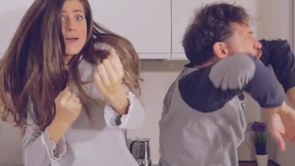 Casal Dançando Pijama Cozinha — Vídeo de Stock