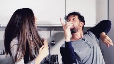  Mutfakta pijamalarıyla dans eden bir çift.