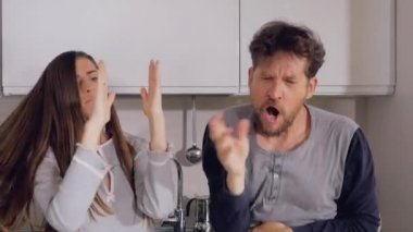  Mutfakta pijamalarıyla dans eden bir çift.