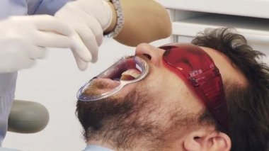 Ağzı açık bir adam diş cerrahisi için hazır.