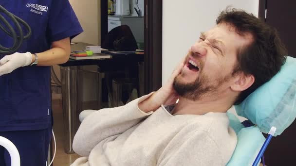Pria Dengan Gigi Kuat Sakit Kantor Dokter Gigi — Stok Video